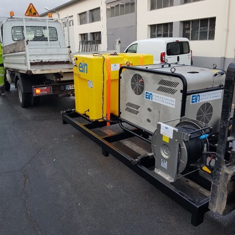 Conception nettoyeur haute pression comet fdx hot cube sur camionnette