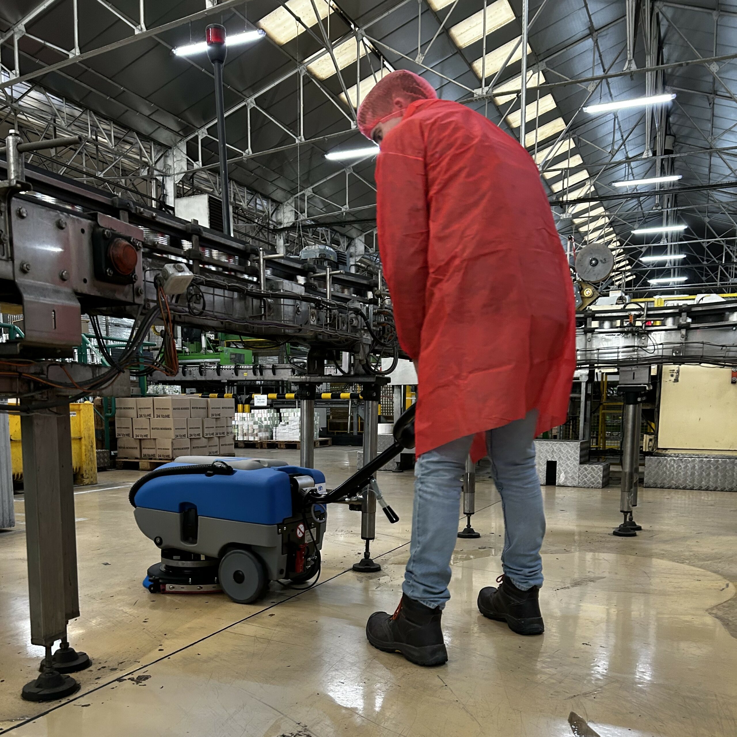 Démonstration en usine de l'autolaveuse accompagnée ECOMINI 430