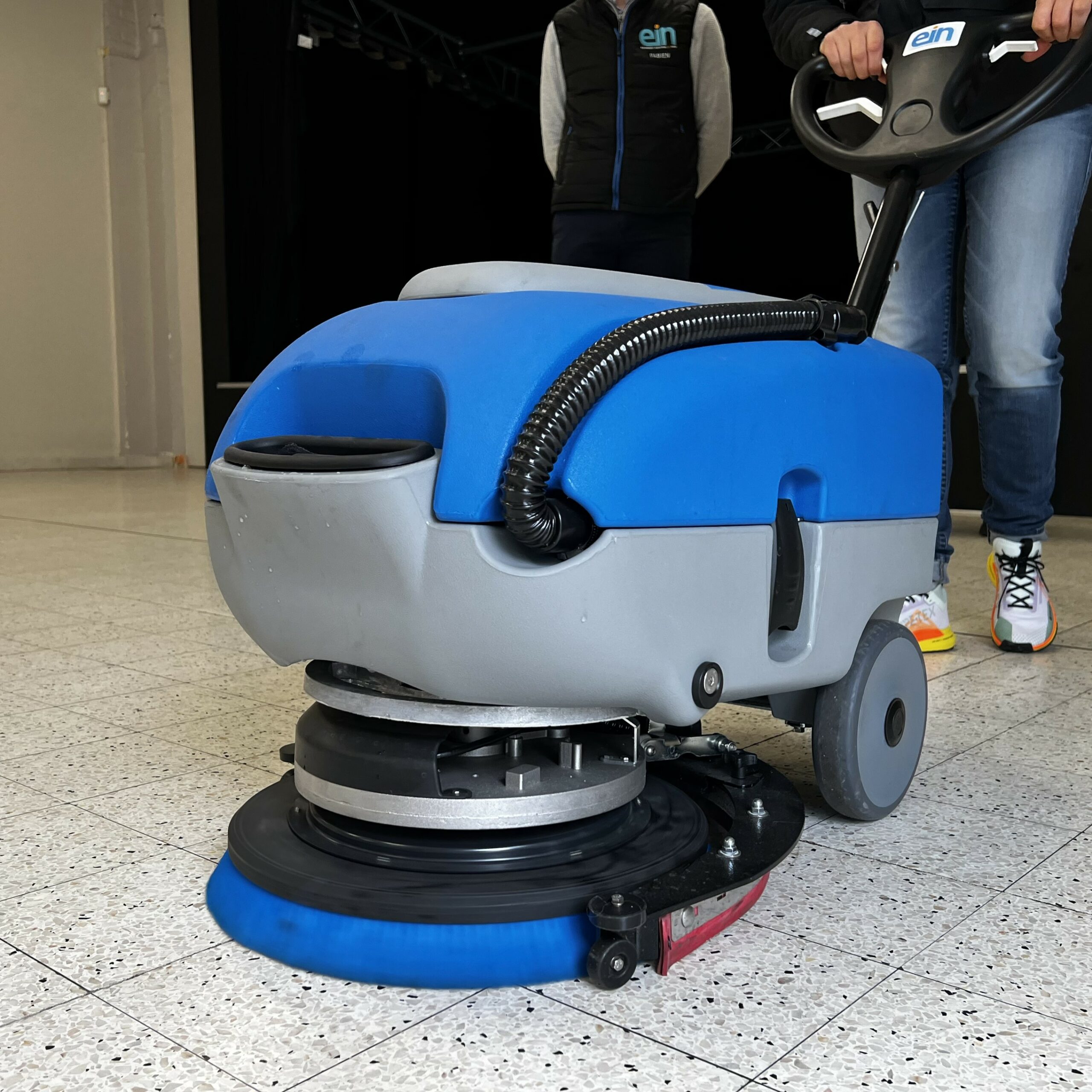 Démonstration en salle des fêtes de l'autolaveuse accompagnée ECOMINI 430