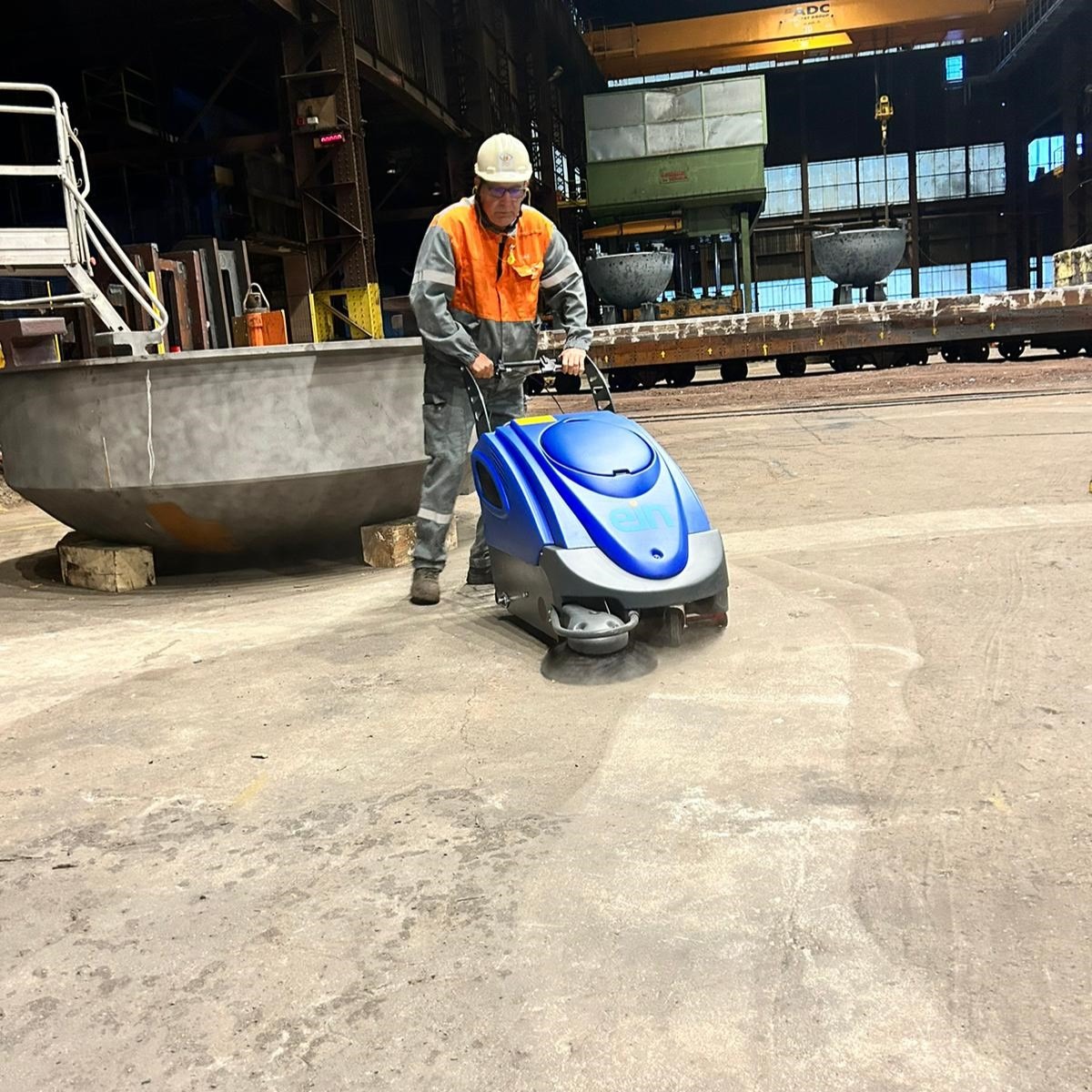Une personne utilise la balayeuse GIOIA 51 ET