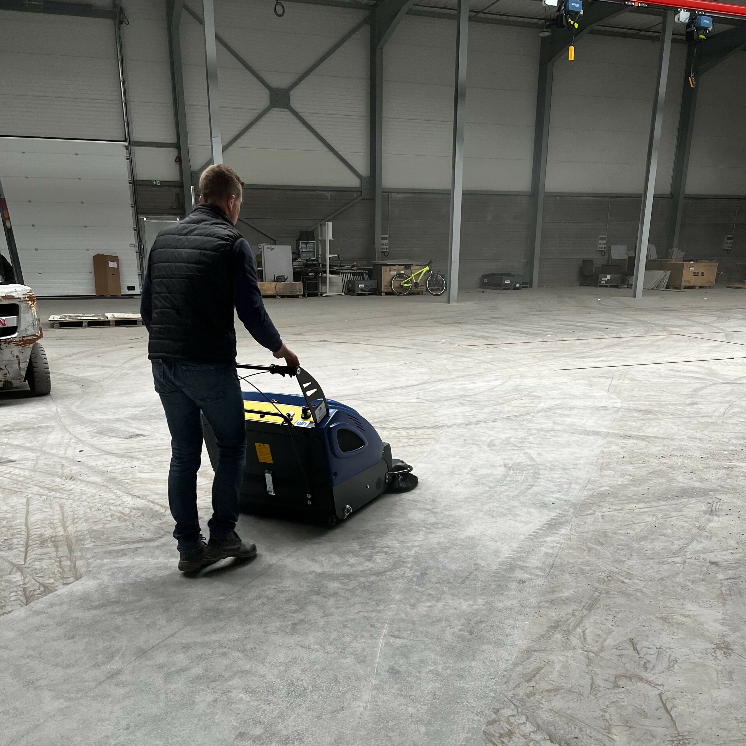 Une personne utilise la balayeuse GIOIA 71 ET