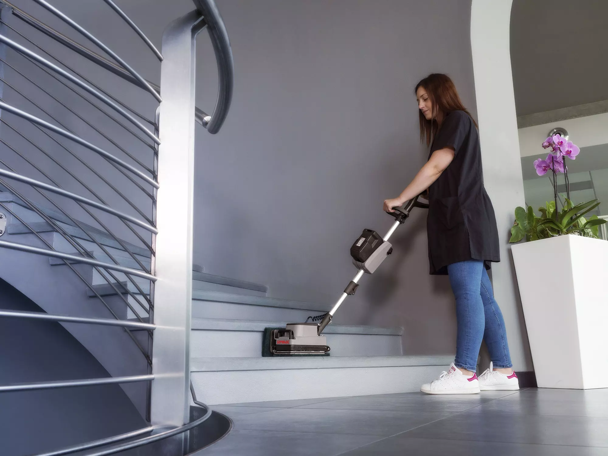 une personne passe la monobrosse Orbital CM MINI