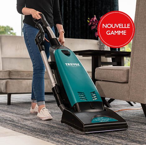 Une personne passe Aspirobrosseur Valet Dual Motor Upright
