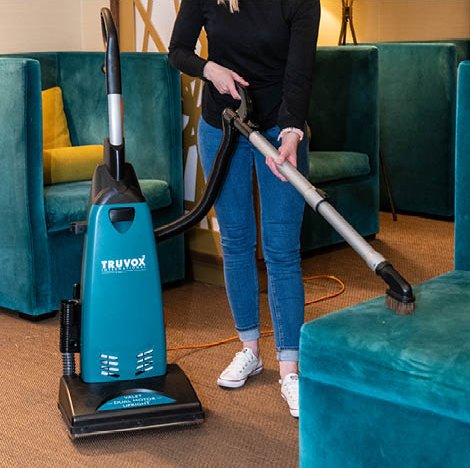 une personne passe l'Aspirobrosseur Valet Dual Motor Upright