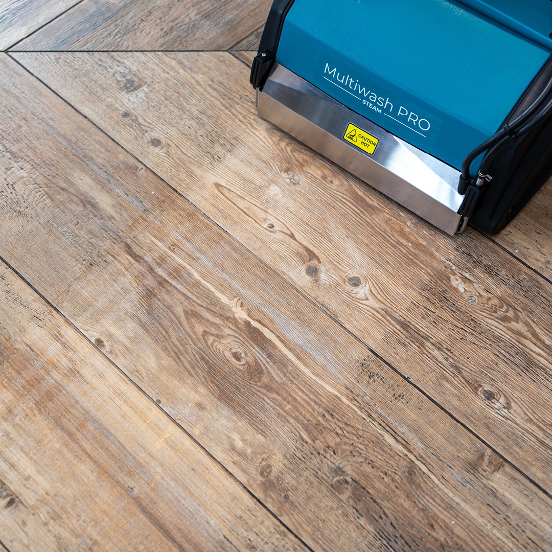 lavage d'un parquet avec la MULTIWASH PRO STEAM